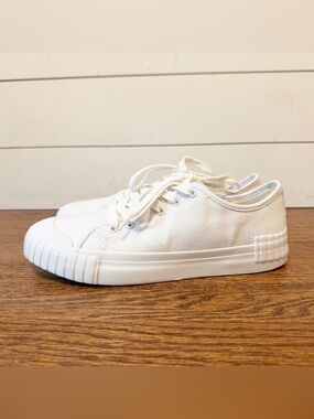NWOB Taos Footwear | Women’s One Vision White Canvas Lace Up Sneakers Size 7.5